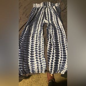 Two piece jumpsuit crop top with flowing pants. Says size 3X fits like a 2X